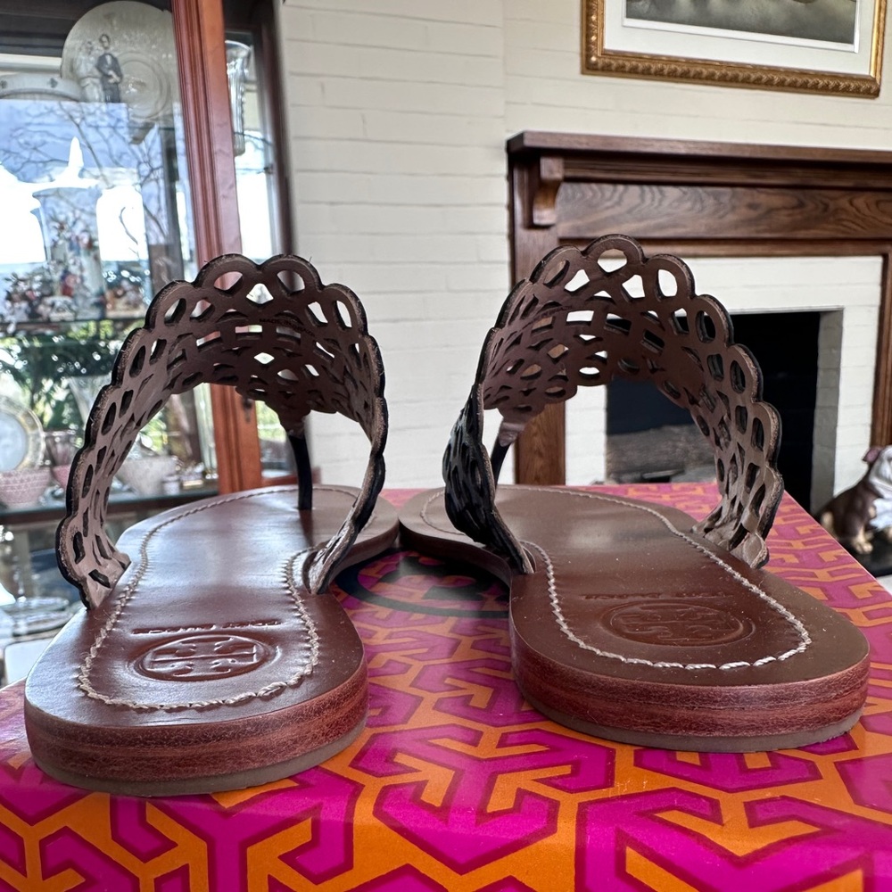 Tory Burch Navy “Davy Flat” Laser-Cut Leather Thong Sandals with Brown Footbed - Picture 5 of 6